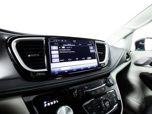 Used 2022 Chrysler Pacifica Touring-L FWD image 29