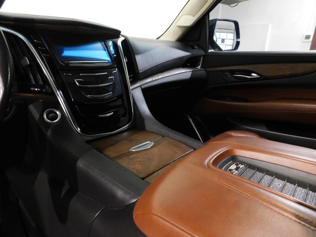 Used 2019 Cadillac Escalade ESV Luxury AWD/4WD image 76