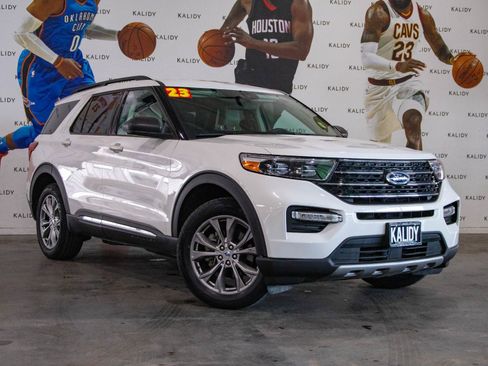 Used 2023 Ford Explorer XLT w/ Equipment Group 202A AWD/4WD image 2