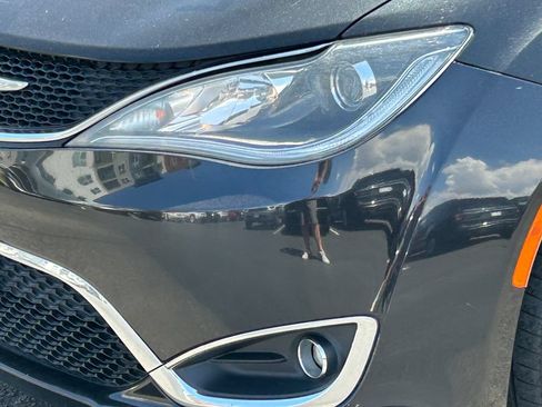 Used 2017 Chrysler Pacifica Touring-L Plus w/ Tire & Wheel Group FWD image 11