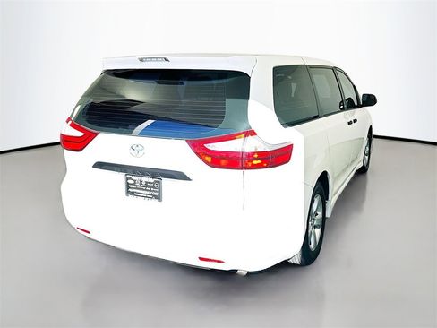 Used 2018 Toyota Sienna L image 7