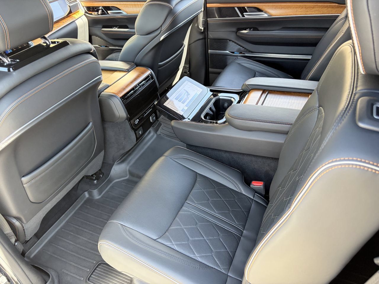 Used 2023 Jeep Grand Wagoneer Series III AWD/4WD image 16