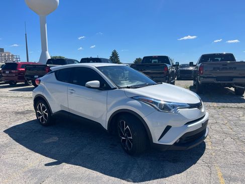 Used 2018 Toyota C-HR XLE FWD image 4