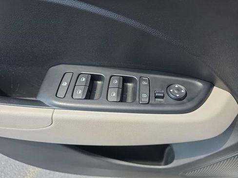 Used 2025 Hyundai Venue SEL FWD image 28