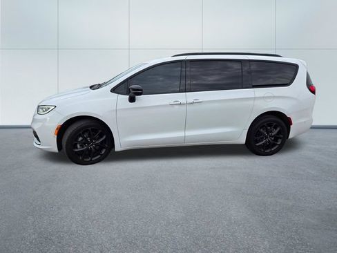 Used 2023 Chrysler Pacifica Limited w/ S Appearance Package AWD/4WD image 4