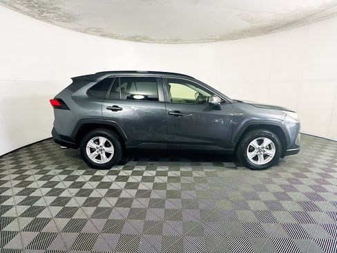 Used 2019 Toyota RAV4 XLE w/ Convenience Package FWD image 2