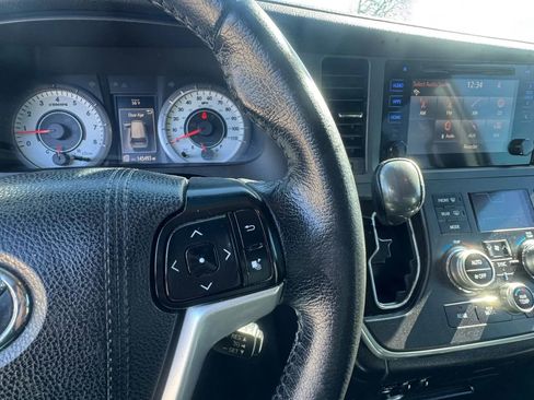 Used 2015 Toyota Sienna SE image 14