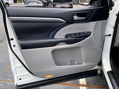 Used 2017 Toyota Highlander Limited Platinum image 21