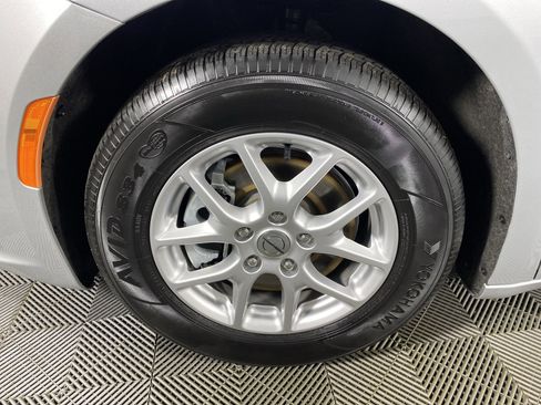 Used 2024 Chrysler Pacifica Touring-L image 12