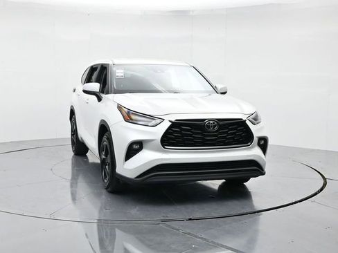 Used 2024 Toyota Highlander LE image 4