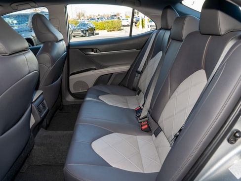 Used 2019 Toyota Camry XLE image 7