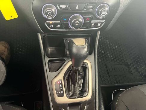 Used 2016 Jeep Cherokee Latitude w/ Cold Weather Group FWD image 2