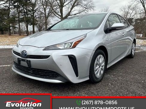 Used 2022 Toyota Prius LE image 1