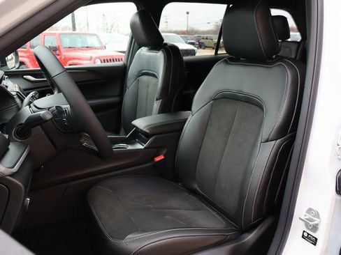 New 2025 Jeep Grand Cherokee Altitude image 10