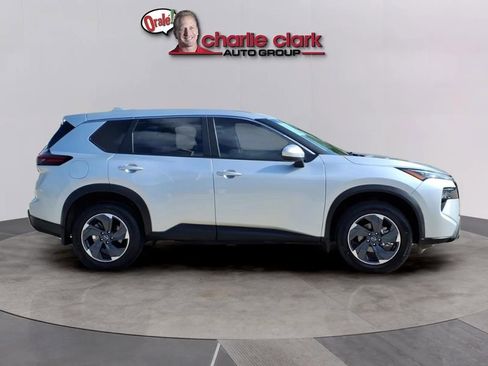 Used 2024 Nissan Rogue SV FWD image 7
