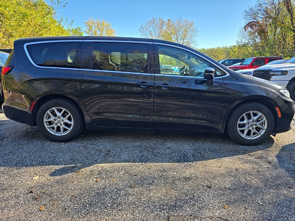 Used 2023 Chrysler Pacifica Touring-L FWD image 9