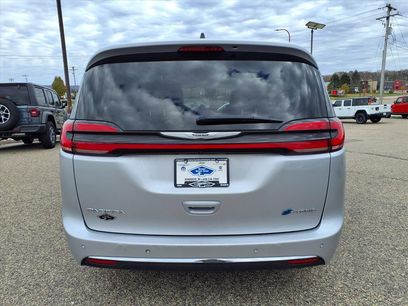 Used 2024 Chrysler Pacifica Select