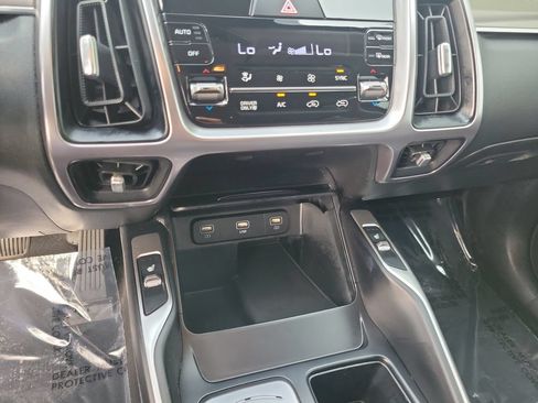 Used 2022 Kia Sorento S FWD image 32