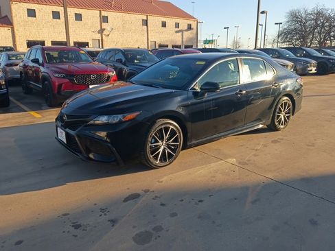 Used 2024 Toyota Camry SE image 1