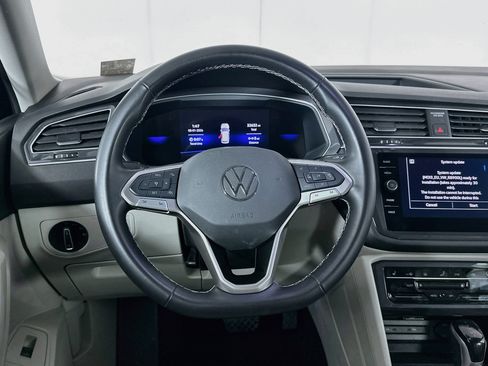 Used 2024 Volkswagen Tiguan SE FWD image 17