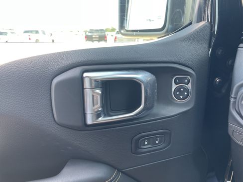 Used 2025 Jeep Wrangler Unlimited Sahara AWD/4WD image 31