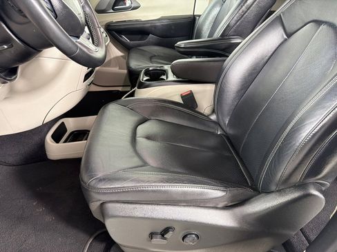 Used 2022 Chrysler Pacifica Touring-L FWD image 11
