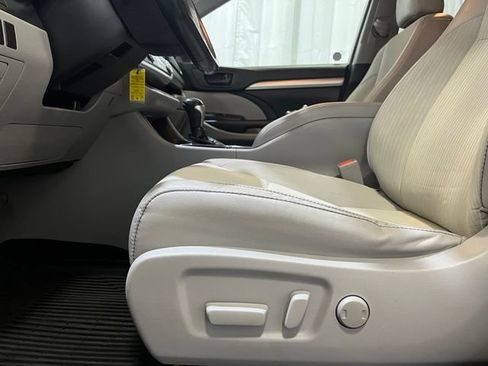 Certified 2018 Toyota Highlander Plus AWD/4WD image 17
