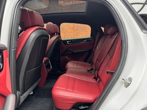 Used 2022 Porsche Cayenne Platinum Edition image 26