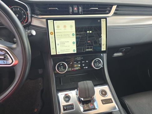 Used 2024 Jaguar F-PACE R-Dynamic S image 12