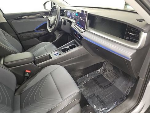 Used 2025 Volkswagen Tiguan SE AWD/4WD image 35