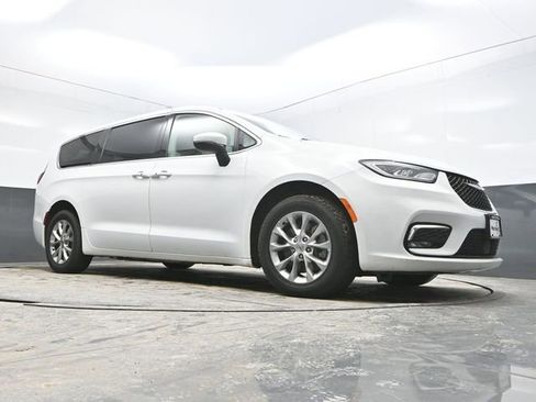 Used 2023 Chrysler Pacifica Touring-L image 24