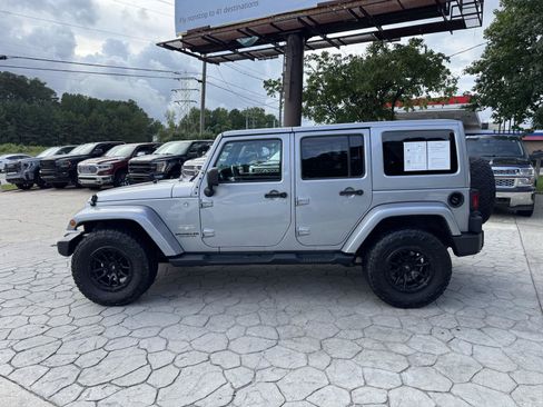 Used 2015 Jeep Wrangler Unlimited Sahara w/ Dual Top Group AWD/4WD image 9