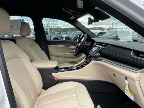 New 2025 Jeep Grand Cherokee L Limited w/ Luxury Tech Group II image 15