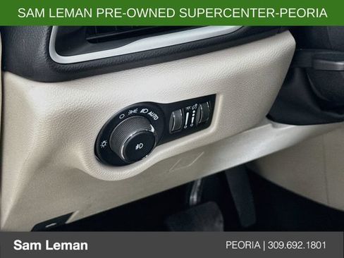 Used 2023 Chrysler Pacifica Touring-L FWD image 10
