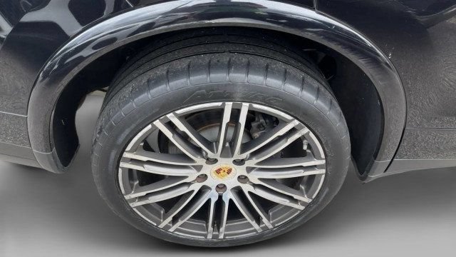 Used 2017 Porsche Cayenne AWD/4WD image 18
