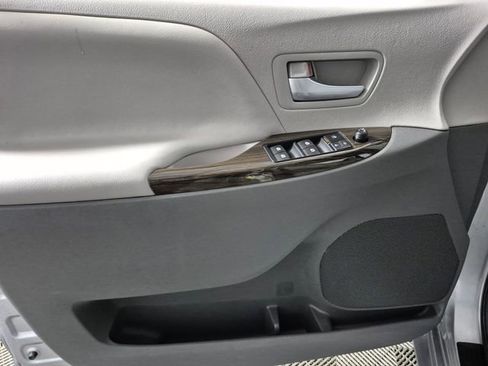 Used 2016 Toyota Sienna XLE Premium image 13