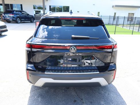 Used 2025 Volkswagen Tiguan SE w/ Panoramic Sunroof Package FWD image 5