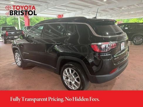 Used 2024 Jeep Compass Latitude w/ Sun and Sound Group AWD/4WD image 4