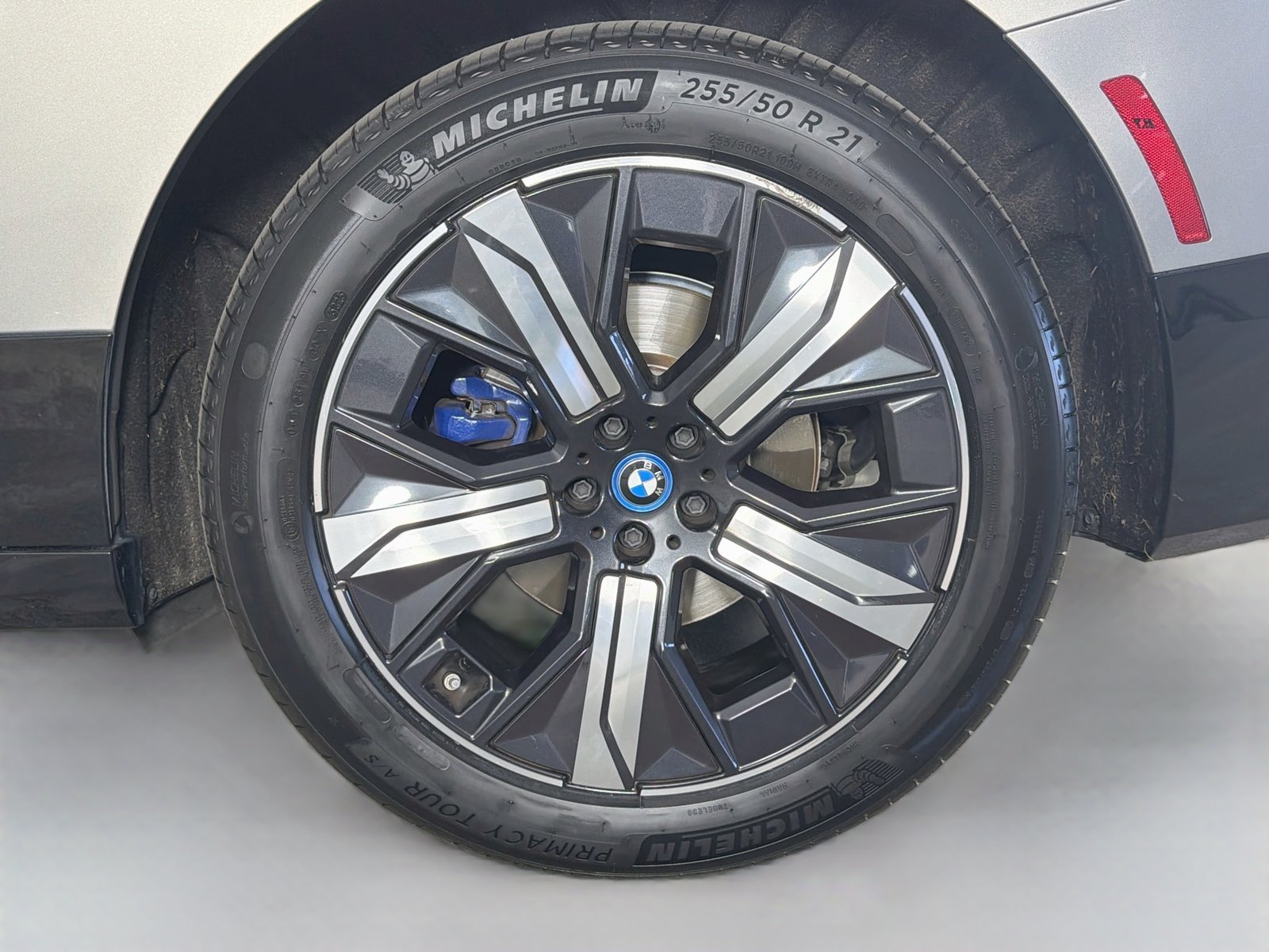 Certified 2024 BMW iX xDrive50 w/ Premium Package AWD/4WD image 32