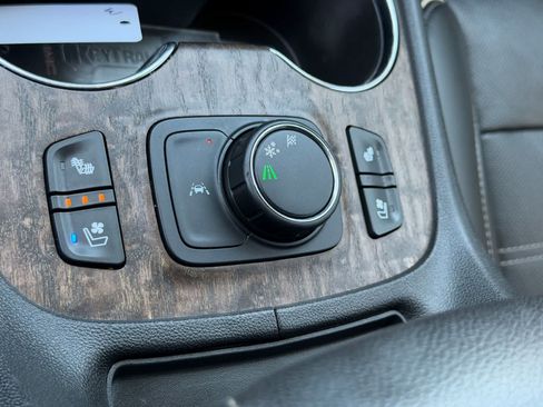 Used 2022 GMC Acadia Denali w/ Denali Ultimate Package FWD image 29