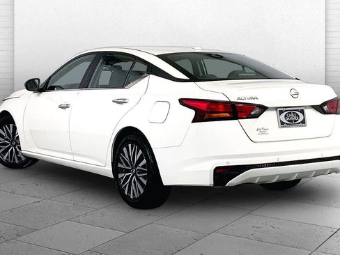 Used 2025 Nissan Altima 2.5 SV FWD image 11