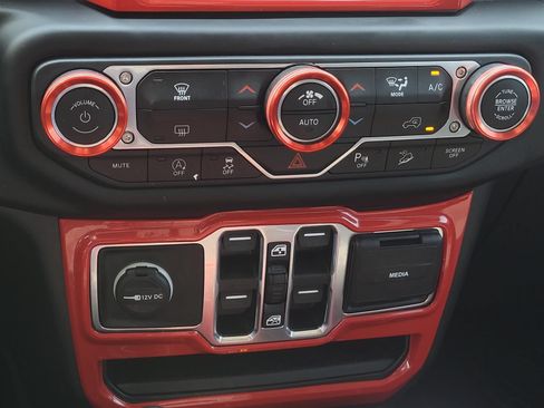 Used 2020 Jeep Wrangler Unlimited Sahara AWD/4WD image 28
