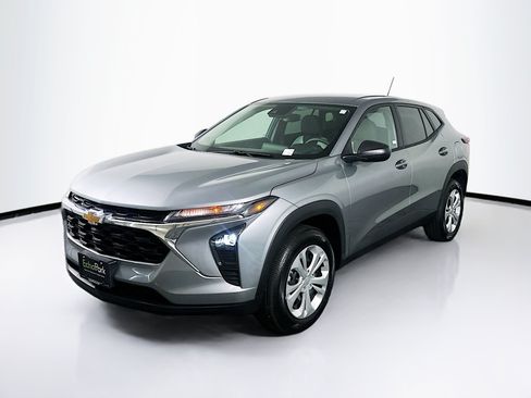 Used 2026 Chevrolet Trax LS w/ Driver Confidence Package FWD image 3