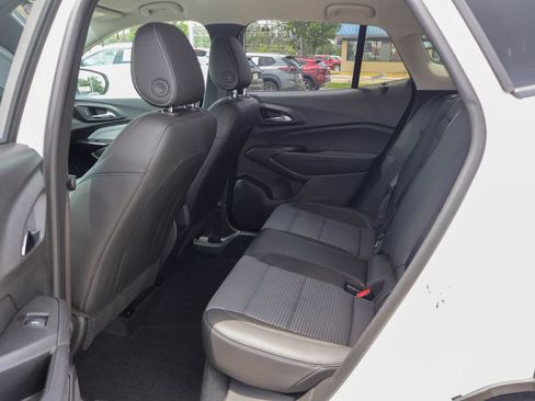 Used 2025 Chevrolet Trax LT w/ LT Convenience Package FWD image 9