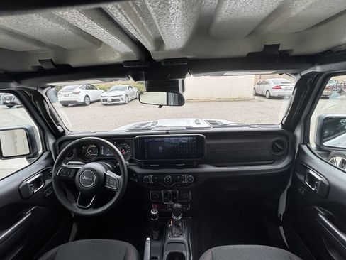 Used 2025 Jeep Wrangler Unlimited Rubicon AWD/4WD image 32