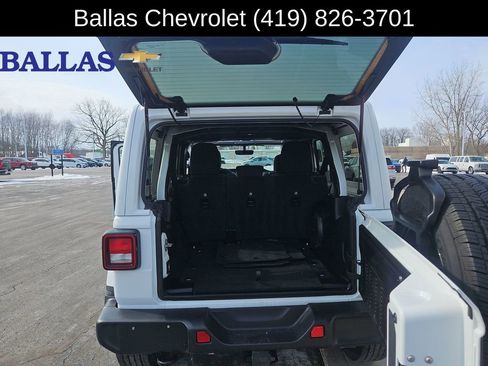 Used 2022 Jeep Wrangler Unlimited Sahara AWD/4WD image 27