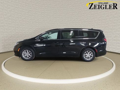 Used 2024 Chrysler Pacifica Touring-L image 8