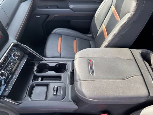 Used 2025 GMC Sierra 2500 AT4 image 29
