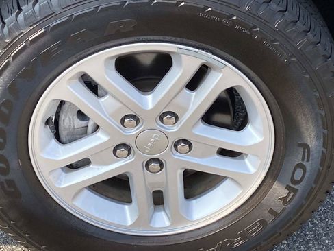Used 2023 Jeep Grand Cherokee Laredo AWD/4WD image 24