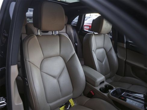 Certified 2022 Porsche Macan image 39